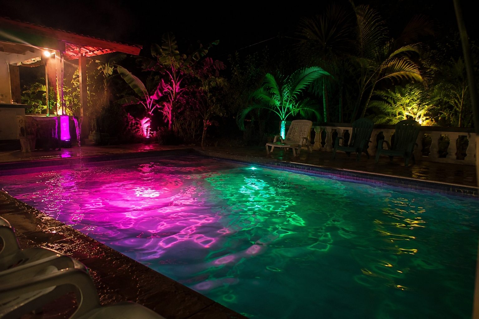 Piscina de noche con luces neón